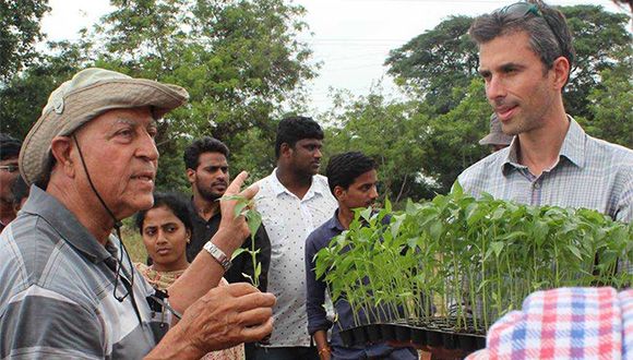 TAU Prof. Ram Fishman and agricultural expert Omar Zaidan explain seedling use to farmers in India. Credit: the Nitzan Lab