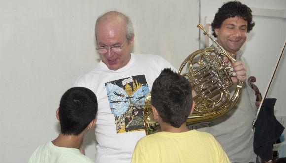 Paris Chamber Orchestra member with two Sulamot participants