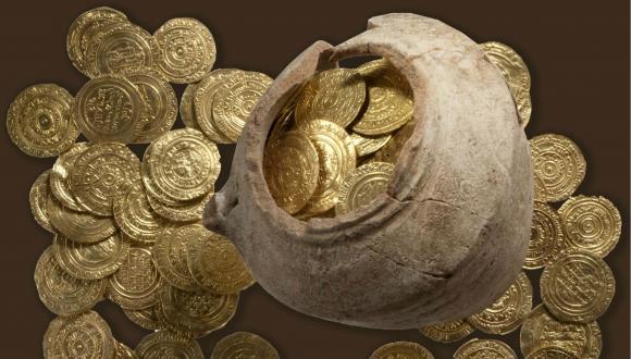 A student of from the Department of Archeology at Tel Aviv University found the treasure hidden in a broken pot.