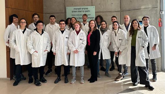 Group of high schoolers, TAU medical students and researchers in lab coats