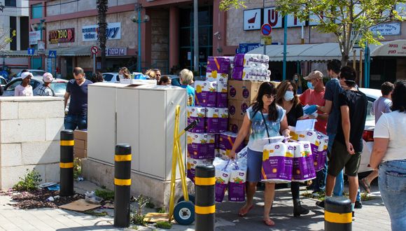 Volunteers receive food for the elderly in Bat Yam, Israel during the coronavirus before the feast of Pesach (April 7, 2020)