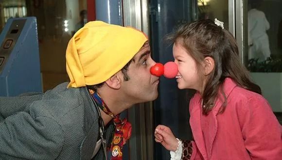 Medical Clown and girl nose to nose (Photo: The Dream Doctors Project, Medical Clowning in Action)