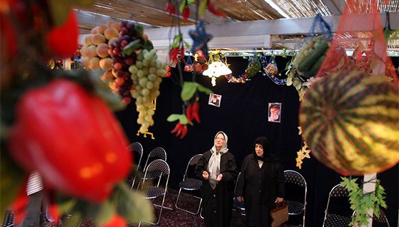 Jewish women celebrate the holiday of Sukkot in Tehran, October 2007. Photography: Hasan Sarbakhshian